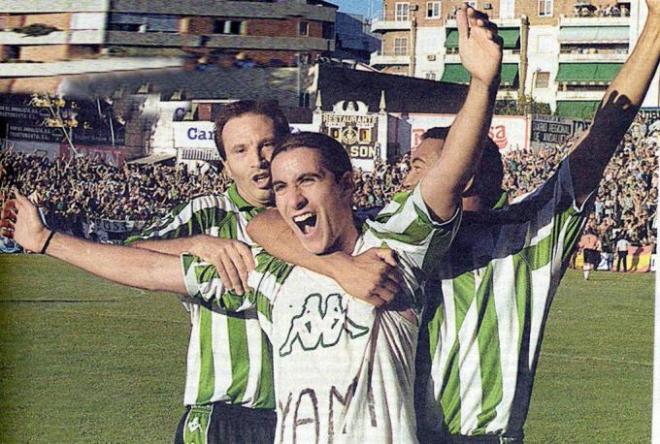Gastón Casas celebra un gol con Filipescu y Benjamín.