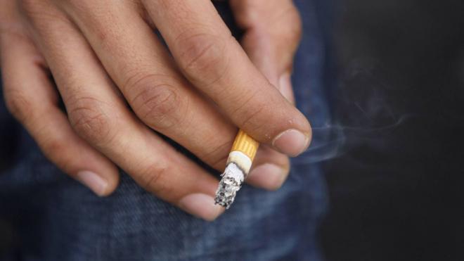 Una persona fumando (Foto: EFE).