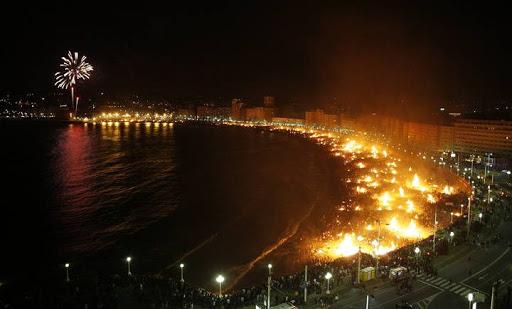 Hogueras en la noche de San Juan en A Coruña.