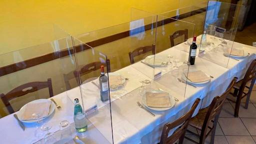 Mamparas para bares y restaurantes en una mesa de un restaurante como respuesta al coronavirus.