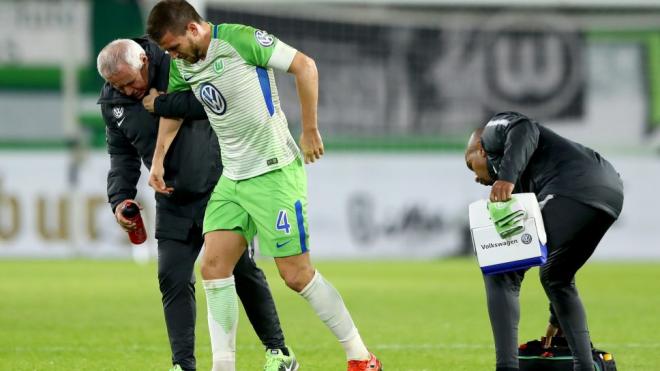 Camacho, atendido por los servicios médicos del Wolfsburgo (Foto: Bundesliga).