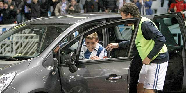 Antoine Griezmann se montó en un coche publicitario para celebrar su primer gol con la Real (Foto: