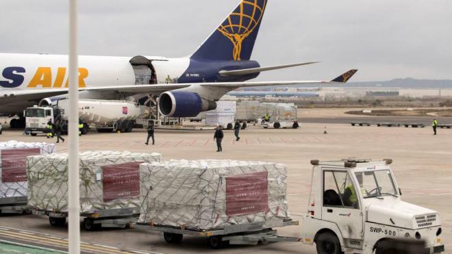 Un avión de Inditex descarga material sanitario en el aeropuerto de Zaragoza (Foto: EFE).