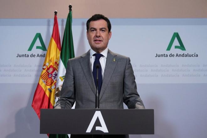 Juanma Moreno, Presidente de la Junta de Andalucía, en una rueda de prensa (Foto: Efe).