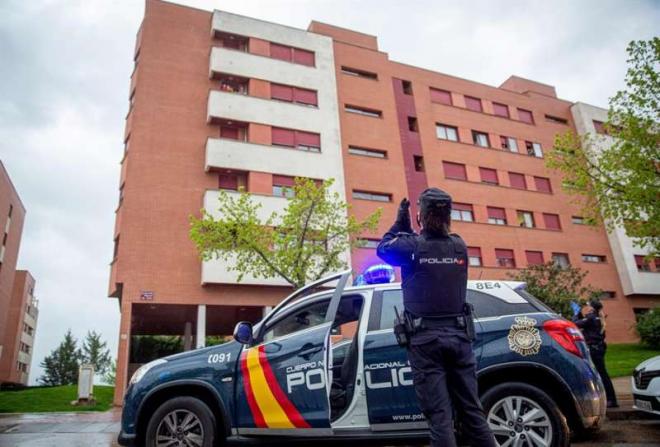 Policía nacional mira un balcón durante el confinamiento por coronavirus (Foto: EFE)