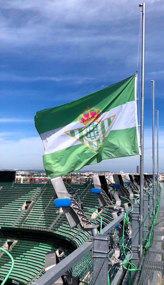 Las banderas del Benito Villamarín ondean a media asta (Foto: RBB).