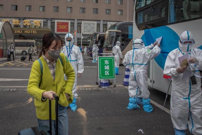 Ciudadanos chino, en plena crisis por el coronavirus.