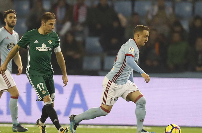 Joaquín persiguiendo a Lobotka (Foto:A.D.).