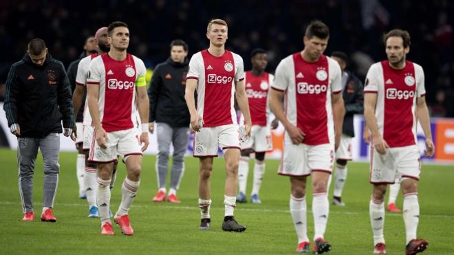Los jugadores del Ajax se lamentan tras la derrota ante el Getafe en Europa League.