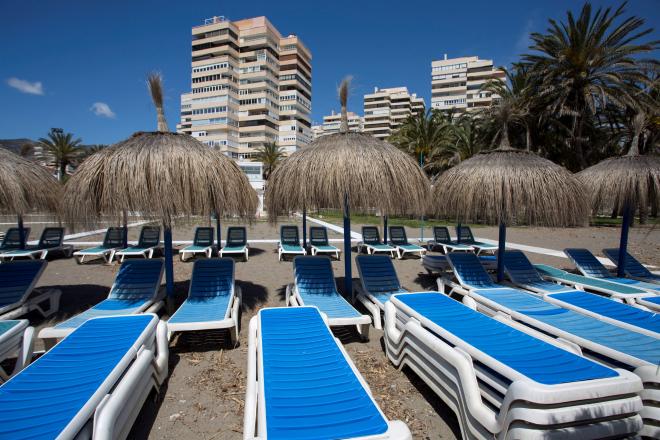 Hamacas vacías en un chiringuito de la playa de Playamar en Torremolinos, Málaga. (EFE)