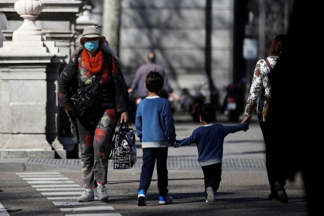 Niños en la calle con sus padres (FOTO: EFE).