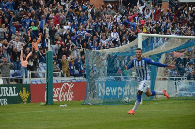 Rubén Mesa celebra un gol con la camiseta del Decano. (Tenor)