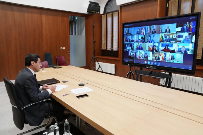 Juanma Moreno, durante la reunión telemática con los presidentes.