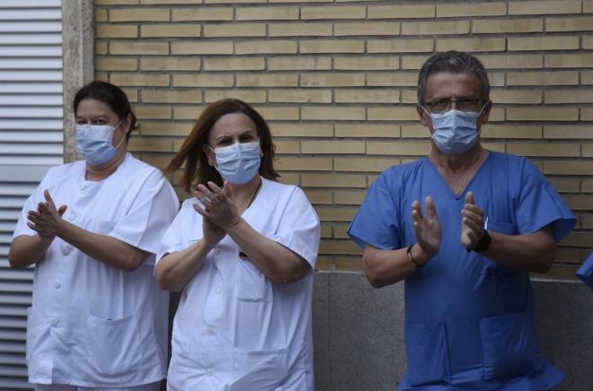 Aplauso de los sanitarios del Virgen del Rocío que luchan contra el coronavirus.