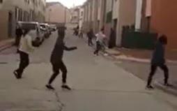 Vecinos de Íscar se saltan el confinamiento para bailar en la calle.