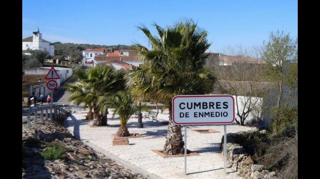 Entrada a Cumbres de Enmedio, el municipio andaluz con menos personas censadas.
