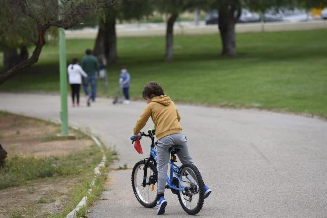 Un niño monta en bicicleta durante un paseo este pasado sábado.