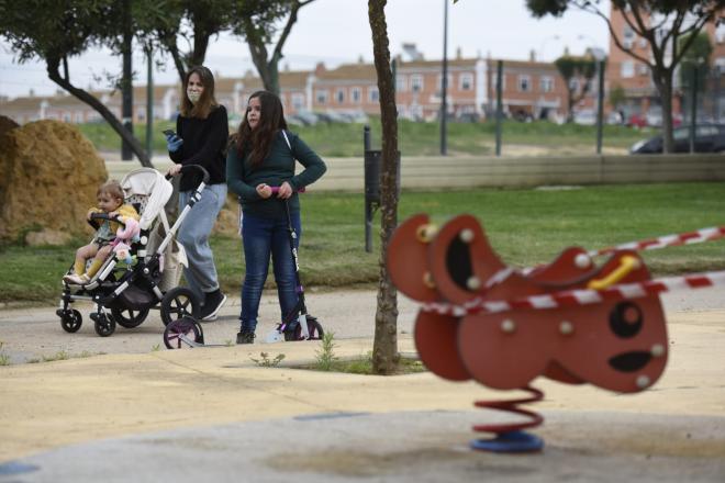 Niños en los parques de Sevilla durante el estado de alarma.