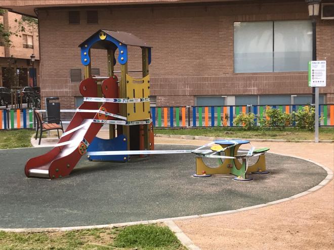 Parques cerrados para que no jueguen los niños (Foto: David González).