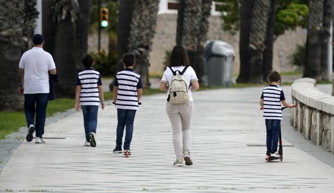 Paseo de los niños por Málaga.