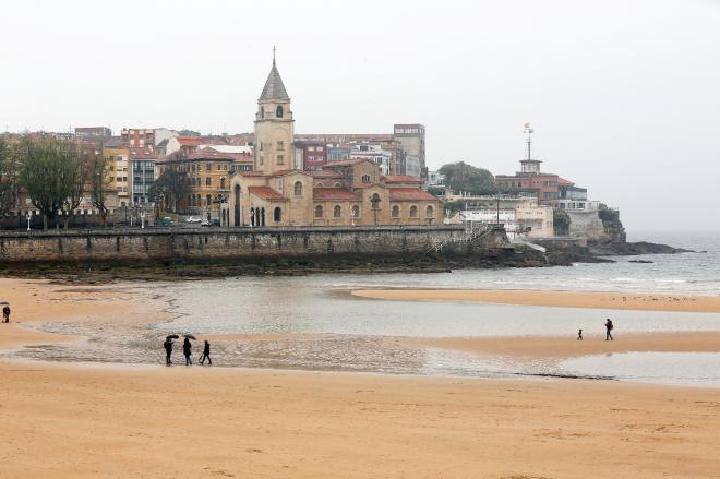 Playa de Gijón durante el estado de alarma (Foto: Luis Manso).
