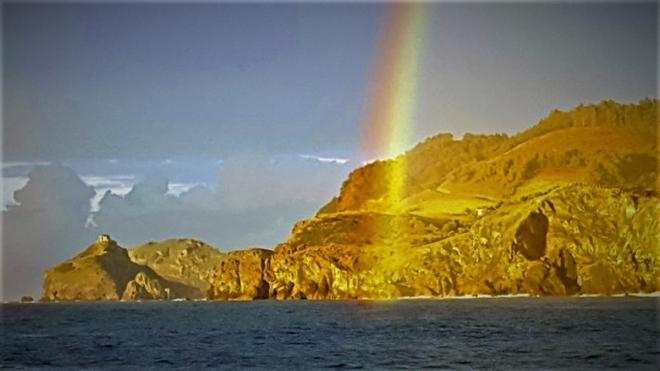 Bakio, con el arco iris, nos ha regalado la imagen de la jornada en Bizkaia.