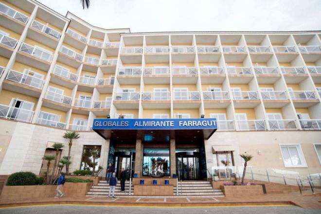 Fachada de un hotel situado en Ciutadella (Menorca) (FOTO: EFE).