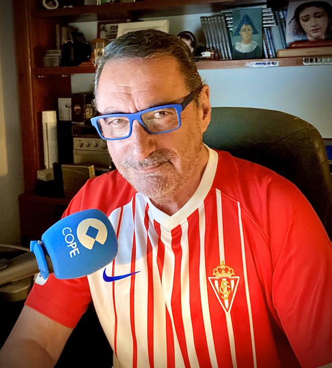 Con la camiseta del Sporting (Foto: @carlosherreracr).