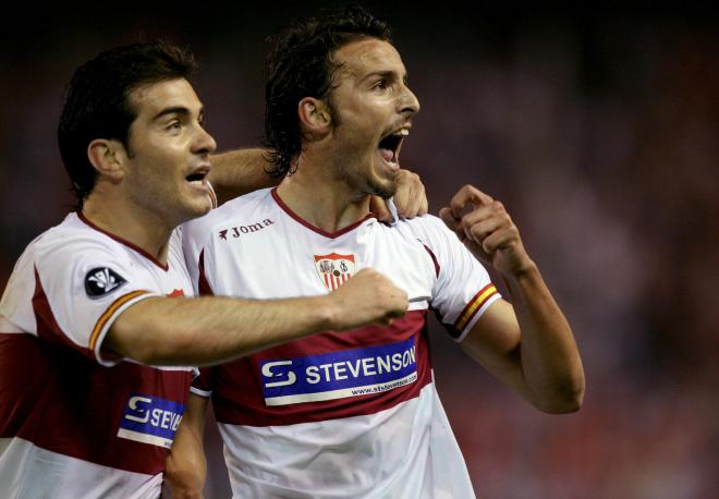 Antonio Puerta celebra el gol con Maresca.