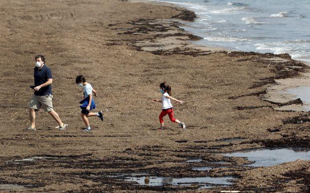 Niños en Valencia salen por coronavirus en la playa de la Malvarrosa