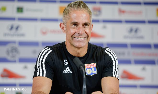 Sylvinho en su etapa de entrenador del Lyon.