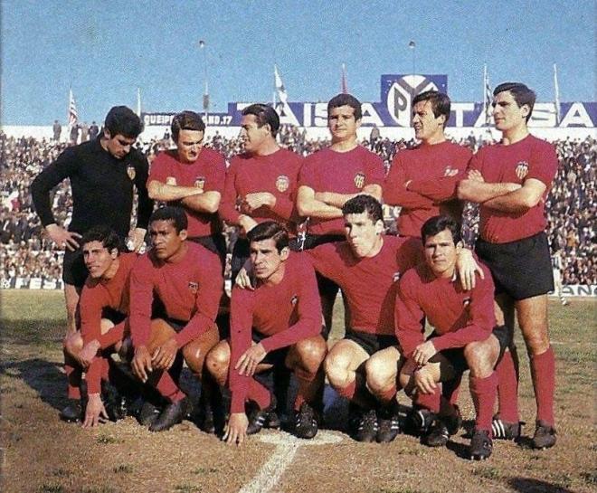 Equipo antiguo del Valencia CF vestido de rojo Torino (granate)
