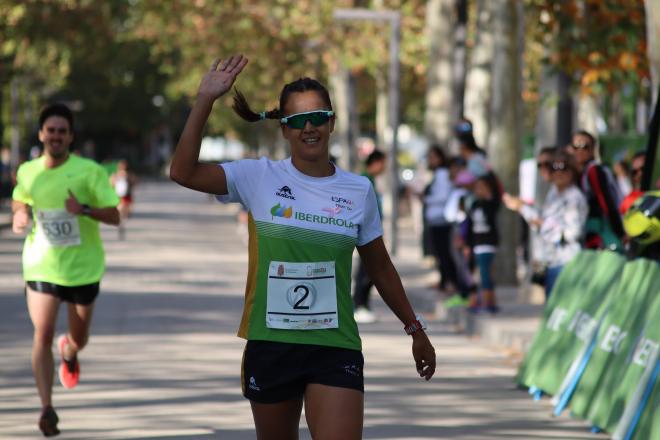 María Pujol cruza la línea de meta de un triatlón.