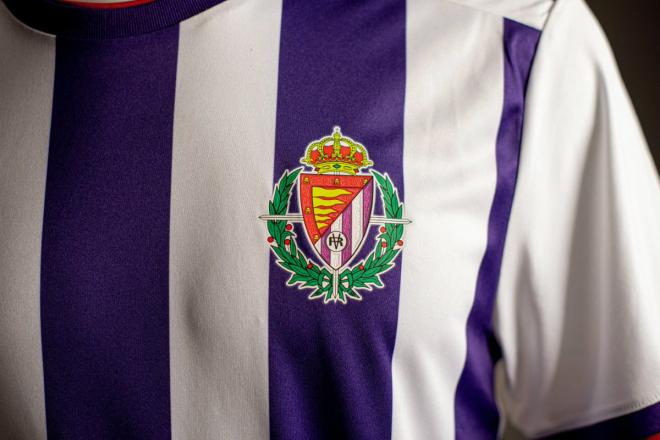 Escudo del Real Valladolid en la camiseta blanquivioleta de esta temporada.