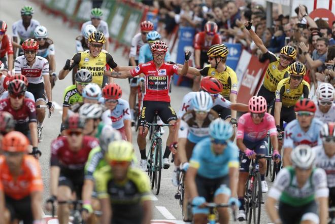 Primoz Roglic celebra el triunfo en la Vuelta a España del año 2019 (Foto: EFE).
