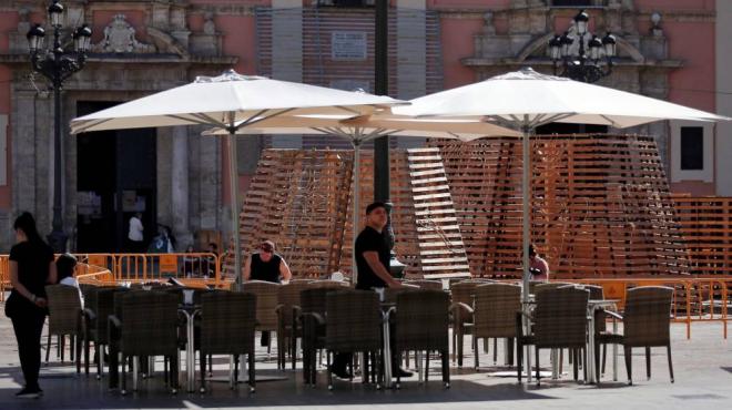 Bares en la Plaza de la Virgen podrán abrir en la Fase 1 con medidas (Foto: EFE)