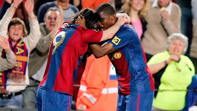 Leo Messi y Samuel Eto'o celebran un gol en el Barcelona.