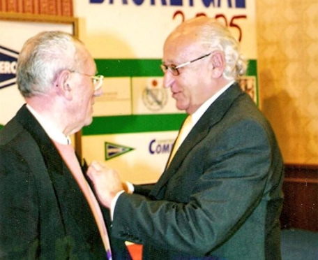 Carlos Núñez recibiendo la insignia de oro de Federación Gallega de Baloncesto (Foto: Fer Agras)