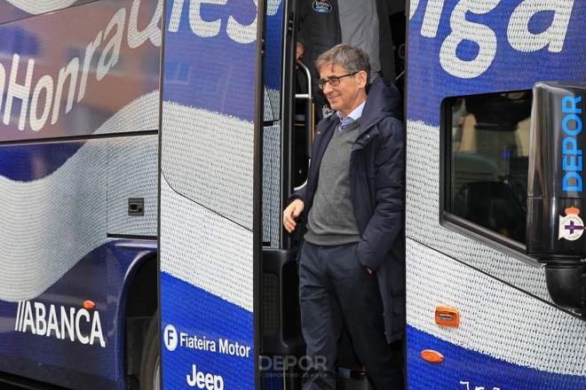 El entrenador del Deportivo, Fernando Vázquez llegando a Riazor (Foto:RCD)