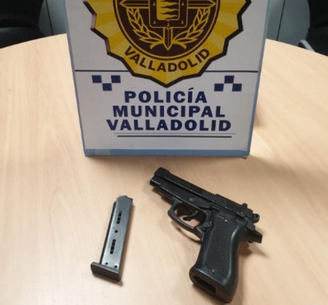 Pistola de fogueo requisada por la Policía de Valladolid a un hombre durante el Estado de Alarma.