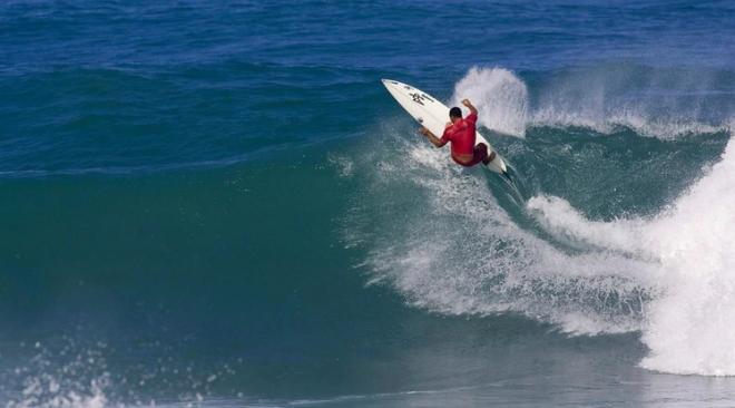 Sunny García en acción durante el campeonato de surf celebrado en Hawai (Foto: EFE).