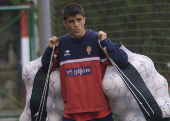 Villa, en un entrenamiento durante su etapa en el primer equipo del Sporting (Foto: @Guaje7Villa).