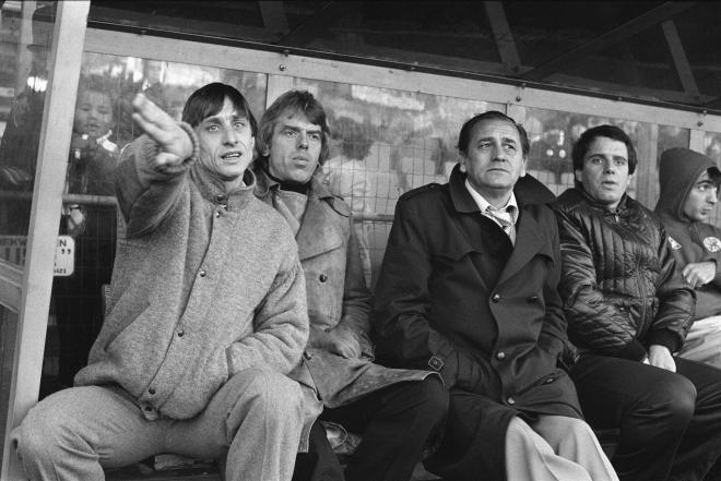 Beenhakker junto a Johan Cruyff en el banquillo del Ajax