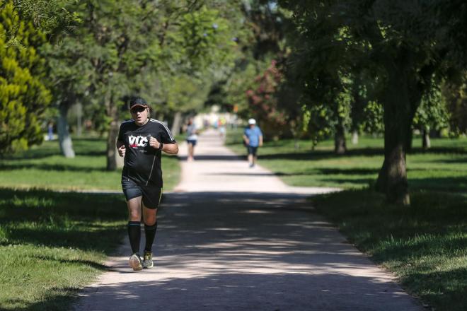 Una persona hace deporte en un parque.