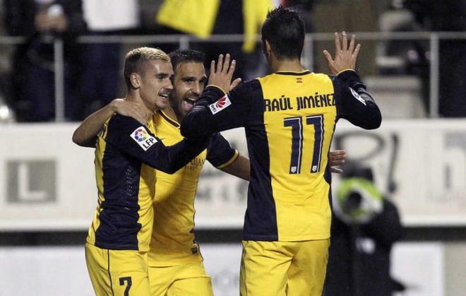 Raúl Jiménez, celebrando un tanto con Griezmann (Foto: EFE).