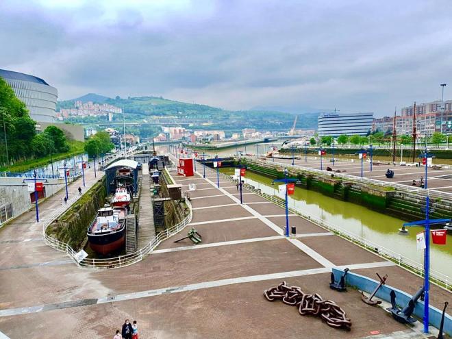 La zona del Museo Marítimo de Bilbao suele tener muchos runners, paseantes y ciclistas.