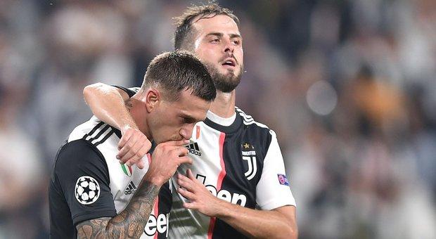 Pjanic celebra un gol con Bernardeschi en un partido de la Juventus.