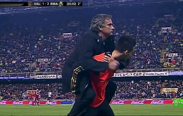Mourinho y Callejón celebrando un tanto en Mestalla.