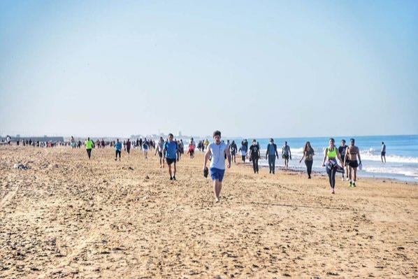 Gente sin mascarillas en una playaa de Cádiz durante la desescalada (Foto: La Costa de Cádiz).