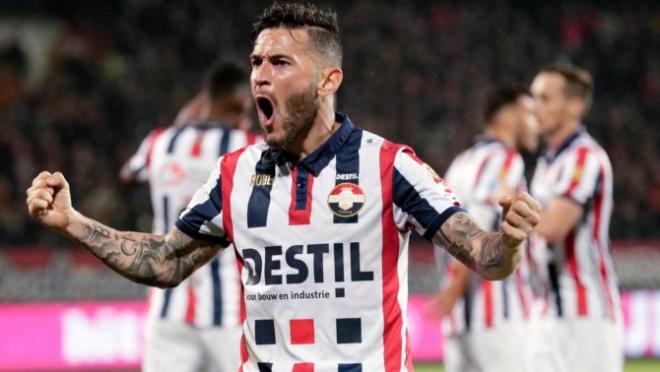 Pol Llonch celebra un gol con el Willem II.